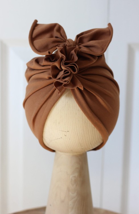 Turban dziewczęcy z kokardą – Karmelowy Bombel Be