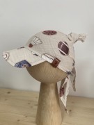 Stylowa i praktyczna – tak prezentuje się chusta po zawiązaniu. Miękka bawełna z certyfikatem OEKO-TEX® zapewnia komfort każdego dnia.