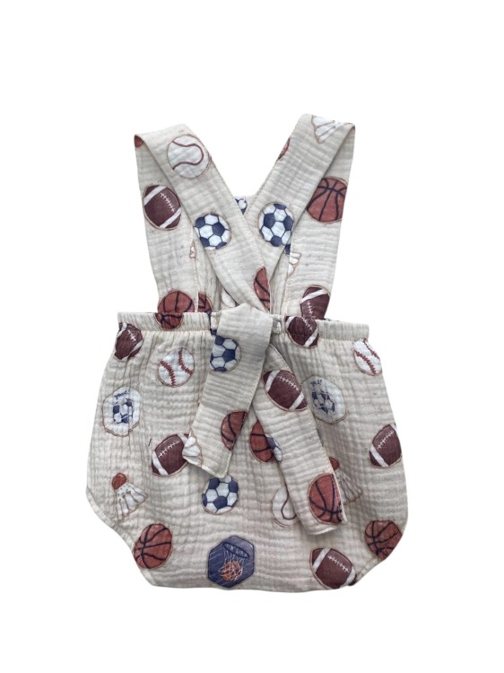 Prosty i wygodny strój dla małego sportowca. Idealny na spacer, zabawę i codzienne przygody.