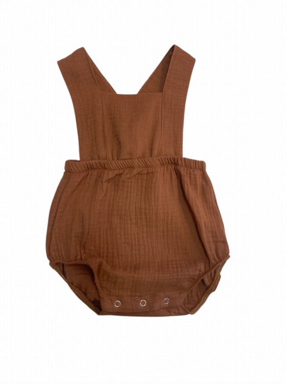 Rampers "Karmel" – prosty, stylowy i naturalny. Idealny na ciepłe dni dla każdego malucha.