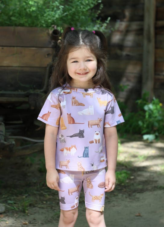 T-shirt „Koci Violet” – kolorowy, miękki i idealny do dziecięcych stylizacji.