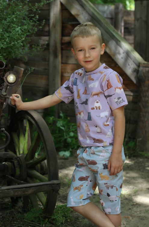 Zabawny i starannie wykonany nadruk kotków – trwały i bezpieczny dla skóry.