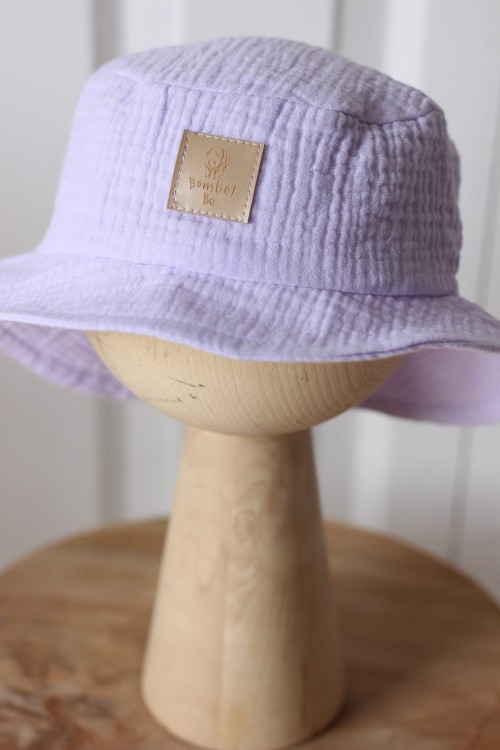 Letni kapelusz z muślinu bawełnianego w kolorze liliowym – przewiewny i miękki.