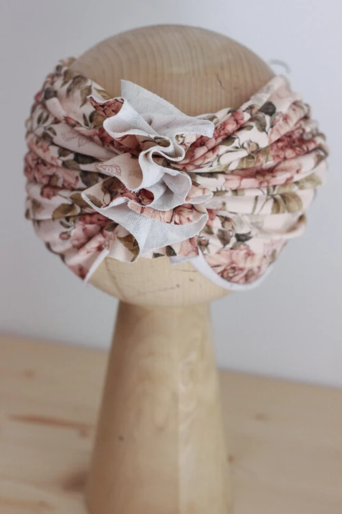 Opaska z kokardą Scarlet w kwiaty – delikatna i elastyczna, doskonała na cieplejsze dni. Świetna alternatywa dla klasycznego turbanu, pasuje do codziennych i eleganckich stylizacji.