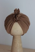 Opaska z turbanowa w kolorze cappuccino – klasyka i elegancja w dziecięcym wydaniu. Neutralny odcień pasuje do wielu stylizacji, a miękki materiał zapewnia komfort noszenia przez cały dzień.