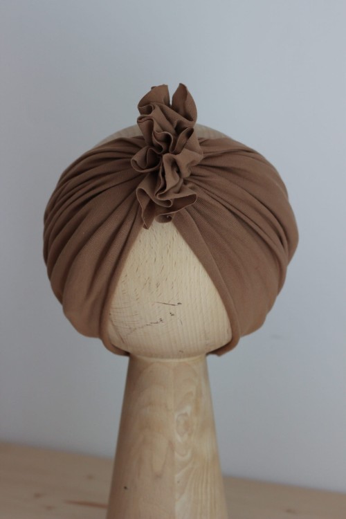 Opaska z turbanowa w kolorze cappuccino – klasyka i elegancja w dziecięcym wydaniu. Neutralny odcień pasuje do wielu stylizacji, a miękki materiał zapewnia komfort noszenia przez cały dzień.
