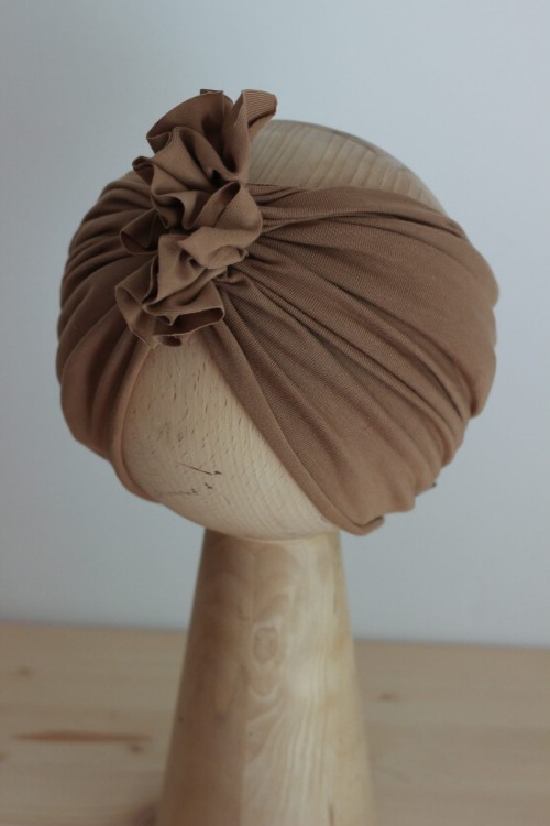 Dziewczęca opaska cappuccino – subtelna i stylowa alternatywa dla turbanu. Świetnie sprawdzi się zarówno na co dzień, jak i podczas wyjątkowych okazji.