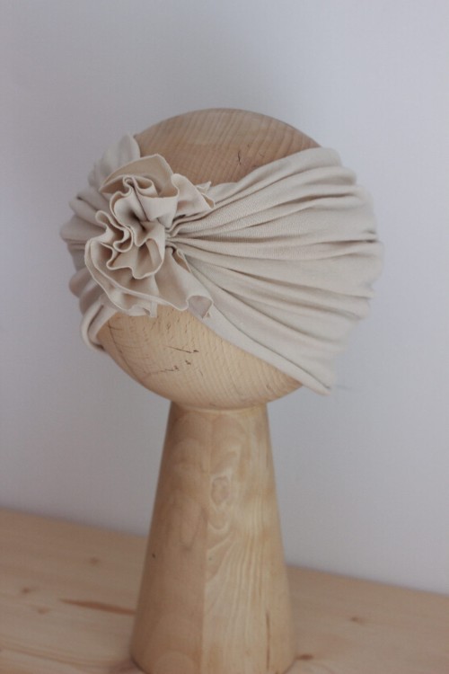 Dziewczęca opaska jasnobeżowa z falbaną – lekka, miękka i wygodna. Doskonały wybór na cieplejsze dni, sesje zdjęciowe i rodzinne wyjścia.