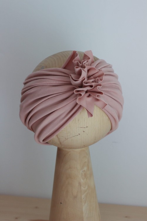 Delikatna opaska turbanowa w kolorze brudny róż – wygodna i elastyczna, świetnie sprawdzi się zarówno na co dzień, jak i podczas wyjątkowych okazji. Subtelny akcent, który przyciąga spojrzenia.