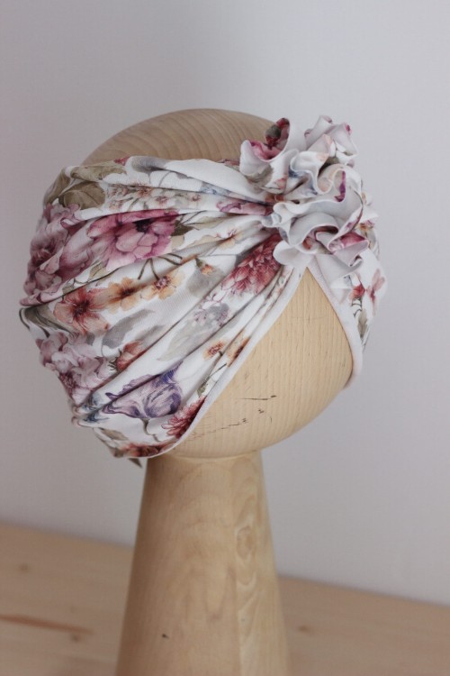 Kwiatowa opaska z kolekcji Purple Garden – lekka, elastyczna i bardzo dziewczęca. Kolorowy wzór na jasnym tle przyciąga spojrzenia i świetnie dopełnia każdą stylizację.