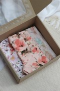 Zestaw 3 legginsów dla noworodka zapakowany w eleganckie pudełko – boho piórka, maki i tulipany w pastelowych kolorach. Idealny pomysł na prezent dla dziewczynki.