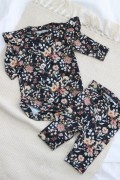 Komplet Meadow – body niemowlęce z falbankami i legginsy w kwiaty na czarnym tle, widok na płasko