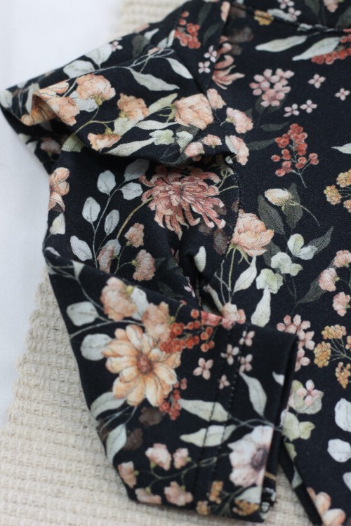 Detal falbanki w body Meadow – eleganckie wykończenie rękawka w kwiatowym wzorze