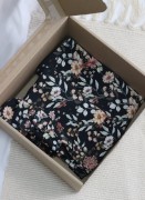 Box prezentowy Meadow – body z falbankami i legginsy w kwiaty w eleganckim pudełku prezentowym