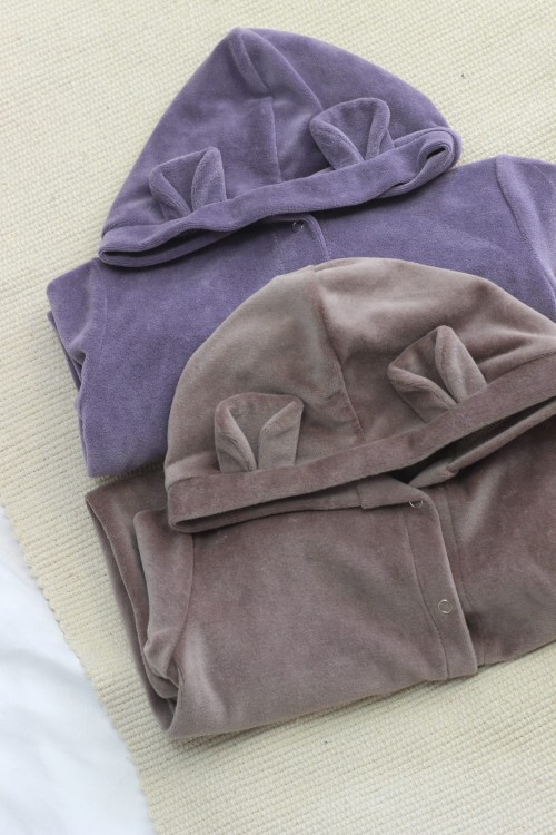 Kombinezony w dwóch modnych odcieniach: subtelna lawenda i stonowana mokka. Każdy z nich uszyty z tego samego miękkiego, oddychającego weluru bawełnianego.