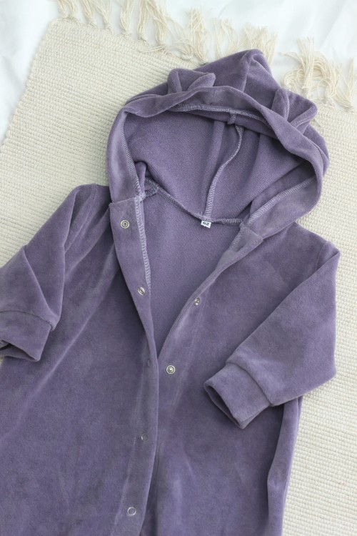 Praktyczne zapięcie na napy na całej długości kombinezonu ułatwia szybkie przebieranie i wygodne przewijanie niemowlęcia.