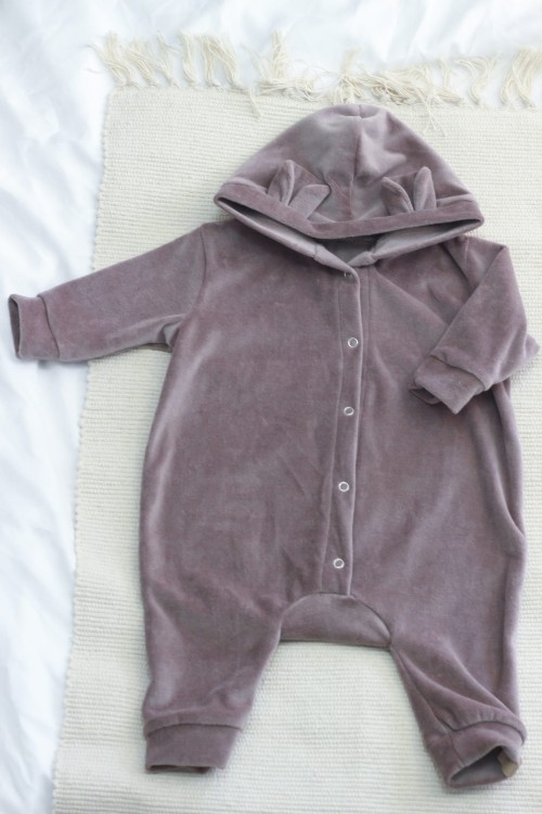 Pełny widok lawendowego kombinezonu – prosty i wygodny krój z miękkiego weluru bawełnianego.