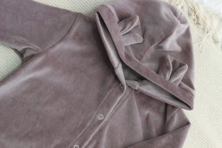 Urocze uszka misia na kapturze dodają wyjątkowego charakteru i dziecięcej słodyczy.