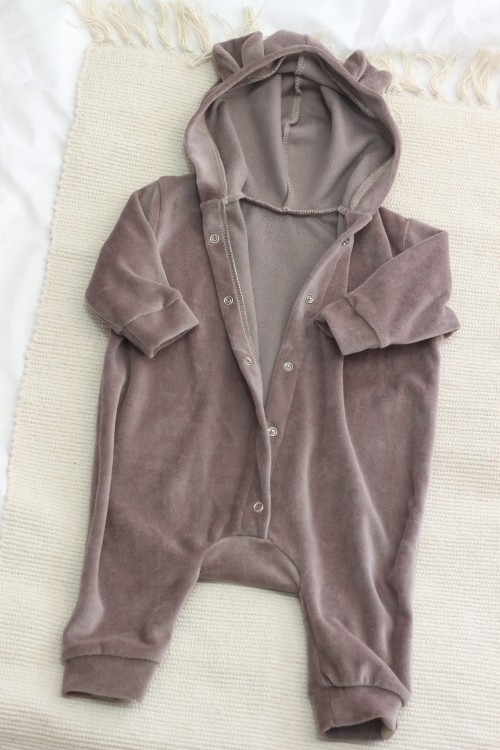 Zapięcie na napy wzdłuż całego kombinezonu – szybkie i wygodne przebieranie maluszka.