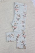 Legginsy złożone w pół – prezentacja elastycznej tkaniny i starannego wykończenia nogawki.