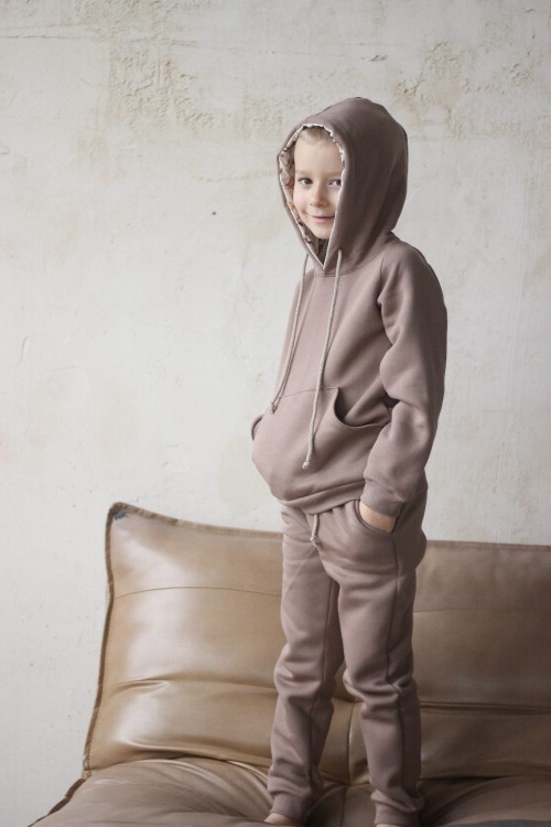 Ocieplany dres chłopięcy w kolorze mokka ze wzorem Skate w kapturze. Miękki i wygodny komplet na chłodniejsze dni.