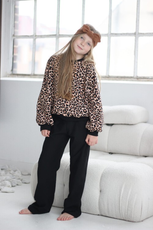 Stylizacja z szerokimi spodniami i UGGAMI.