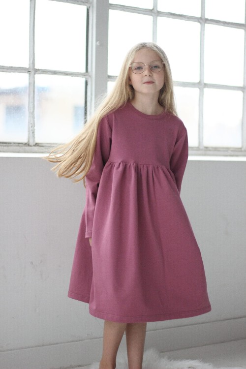 Zbliżenie na falbanę i marszczenia – detal konstrukcji.