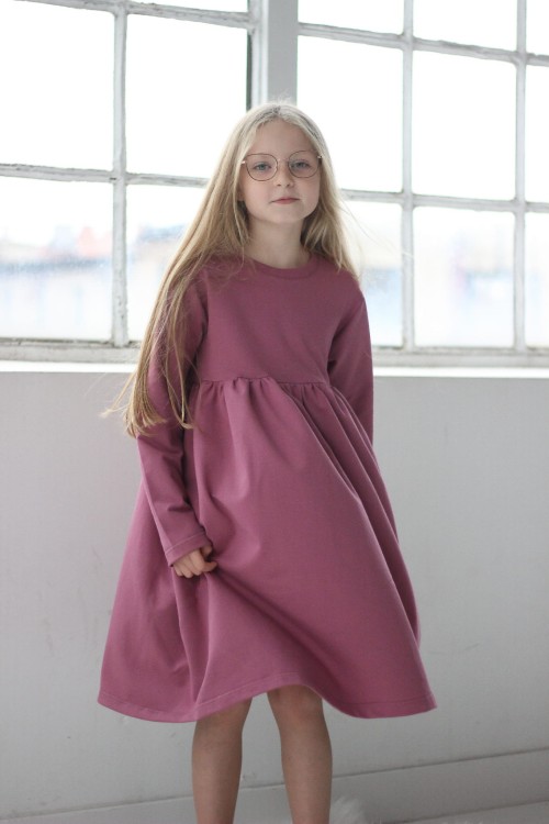 Detal dekoltu ze ściągaczem i długiego rękawa.