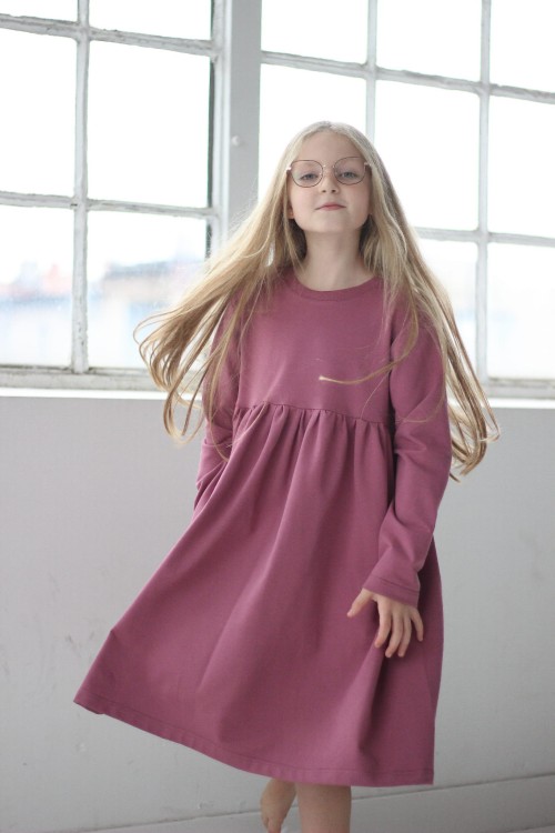 Widok całej sukienki – sylwetka z podkreślonym odcięciem i falbaną.