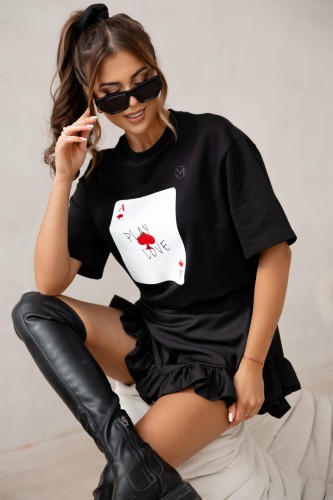 Zbliżenie nadruku – Efektowny print PLAY LOVE inspirowany kartą do gry – detal, który przyciąga uwagę.