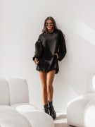 Oversize’owa sukienka bubble w klasycznej czerni – komfort, styl i swoboda w jednym. Idealna na co dzień i miejskie stylizacje.