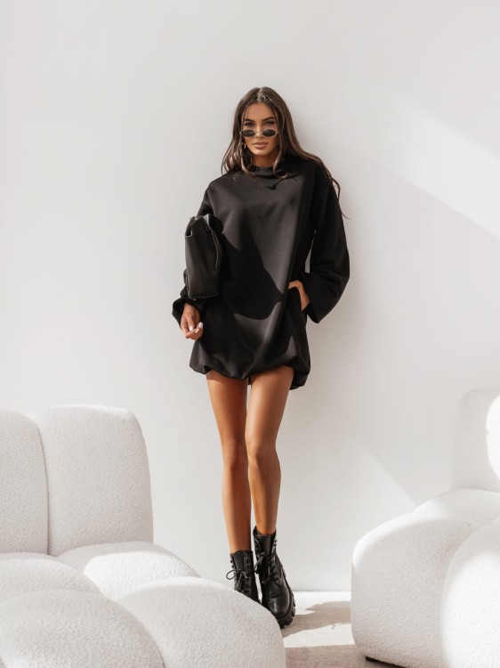 Oversize’owa sukienka bubble w klasycznej czerni – komfort, styl i swoboda w jednym. Idealna na co dzień i miejskie stylizacje.