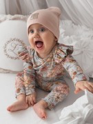 Body Retro Flowers na niebieskim tle to połączenie wygody niemowlęcej odzieży z subtelnym, ponadczasowym wzorem kwiatowym.