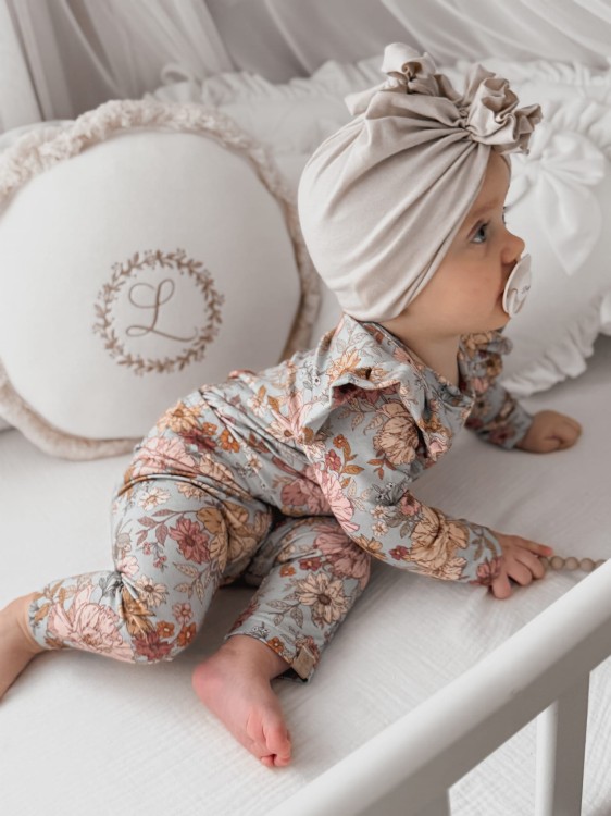 Delikatny print retro flowers na certyfikowanej bawełnie nadaje ubranku naturalny i stylowy charakter.