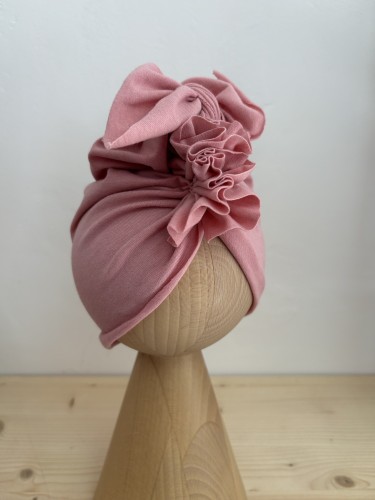 Turban z kokardą w kolorze różowym – delikatny i stylowy dodatek dla dziewczynek i kobiet.