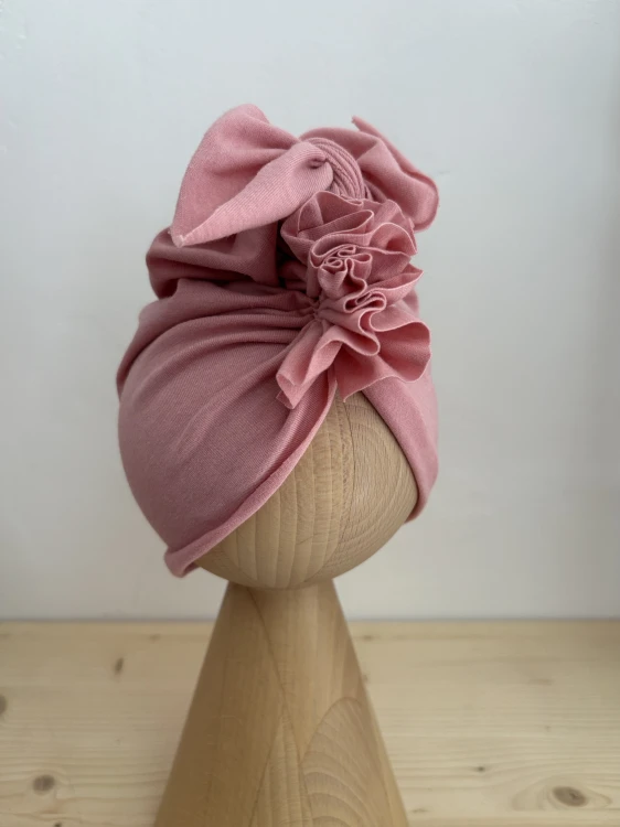Turban z kokardą w kolorze różowym – delikatny i stylowy dodatek dla dziewczynek i kobiet.