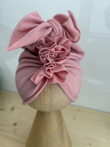 Zbliżenie na kokardę – efektowny detal nadający całości wyjątkowego charakteru.