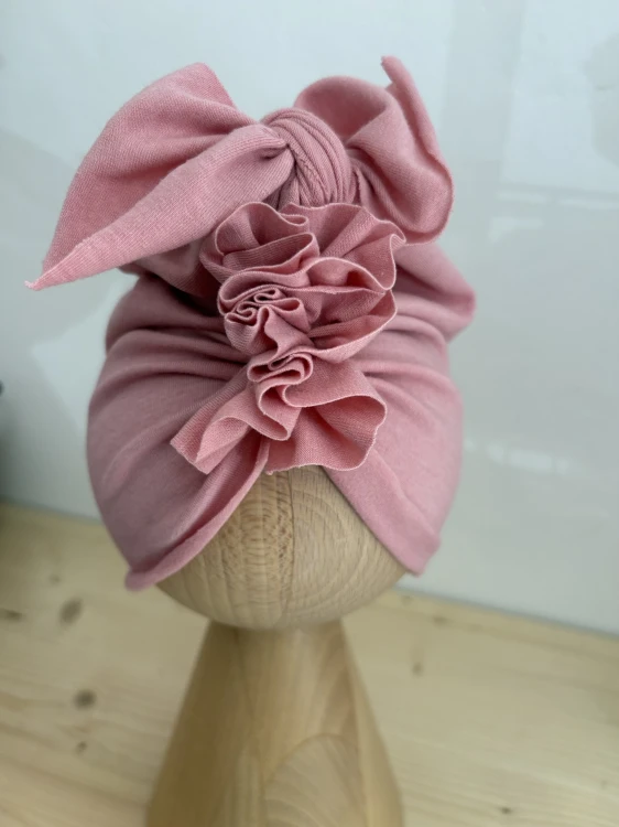 Zbliżenie na kokardę – efektowny detal nadający całości wyjątkowego charakteru.