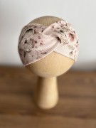 Zbliżenie na prążkowaną strukturę materiału.