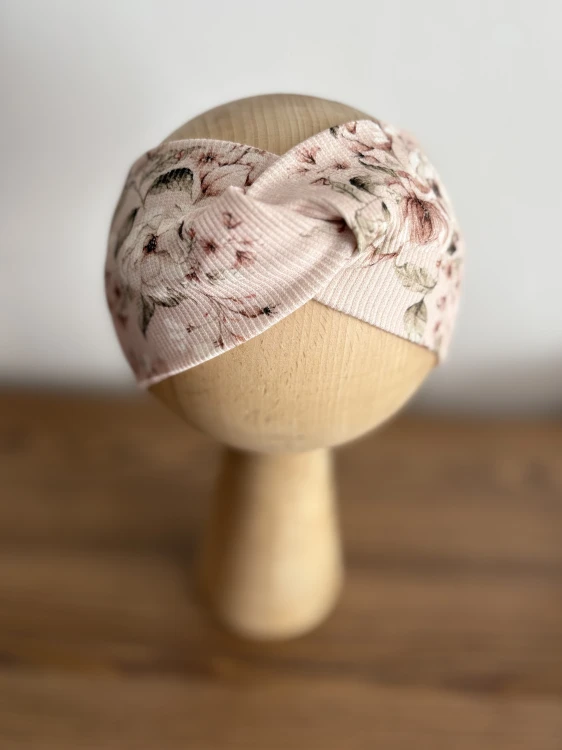 Zbliżenie na prążkowaną strukturę materiału.