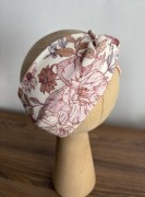 Zbliżenie na strukturę prążkowanej dzianiny i detal przeplotu.