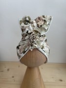 Turban Rose Garden z kokardą – elegancki i dziewczęcy wzór róż na tle ecru.