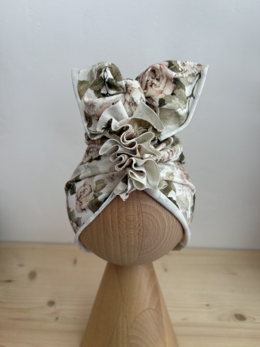 Turban Rose Garden z kokardą – elegancki i dziewczęcy wzór róż na tle ecru.