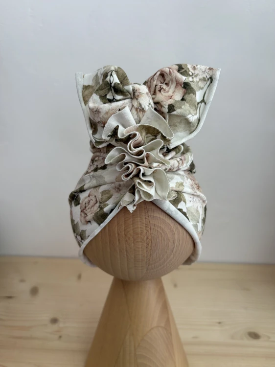Turban Rose Garden z kokardą – elegancki i dziewczęcy wzór róż na tle ecru.