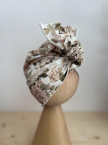 Zbliżenie na efektowną kokardę i romantyczny print róż.