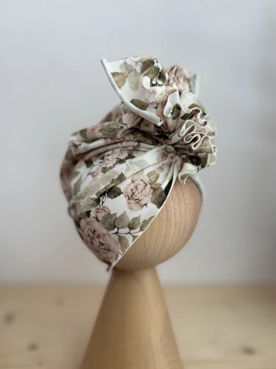 Zbliżenie na efektowną kokardę i romantyczny print róż.