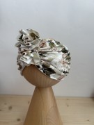 Turban po rozwiązaniu kokardy – zmienia się w wygodną opaskę przeplotkę.