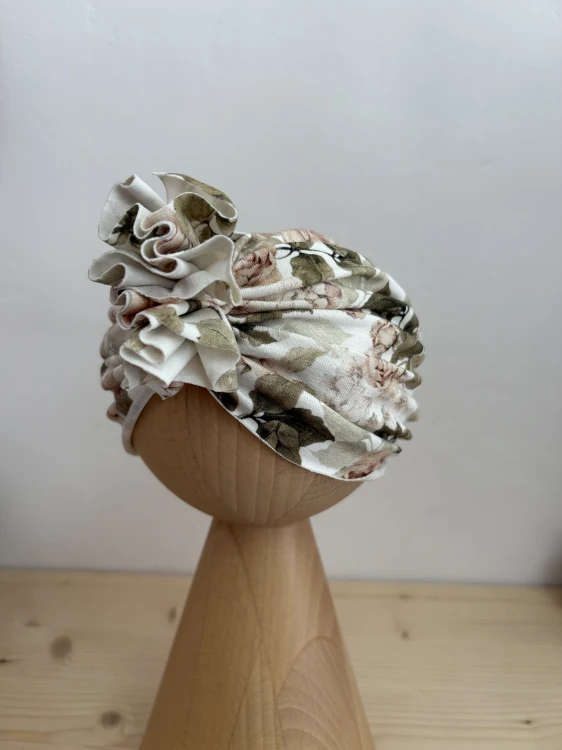 Turban po rozwiązaniu kokardy – zmienia się w wygodną opaskę przeplotkę.