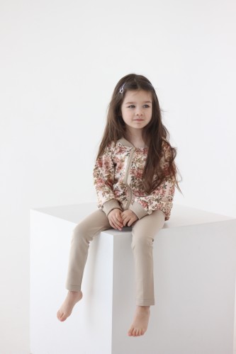 Minimalistyczne legginsy w naturalnym odcieniu