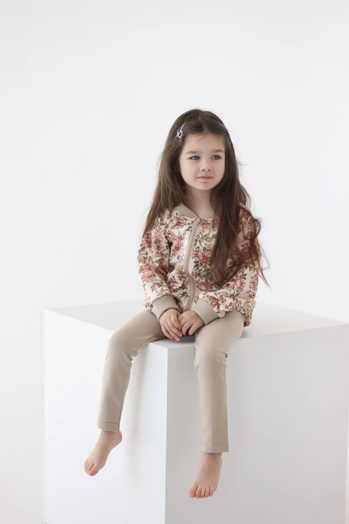Minimalistyczne legginsy w naturalnym odcieniu